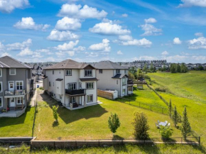 LUXURY LAKEVIEW HOME - 2500sqft of private space with 5 Beds, 4 Bath, 2 Living Rooms, Kitchen, AC, Jacuzzi, 18-min to Airport, 20-min to Downtown, 80-min to Banff
